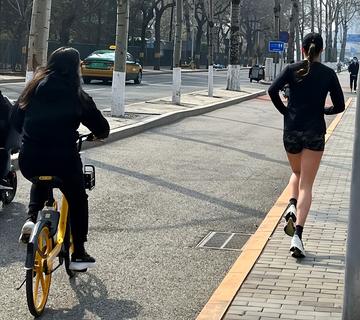 谷爱凌跑步被拦强行合影图片