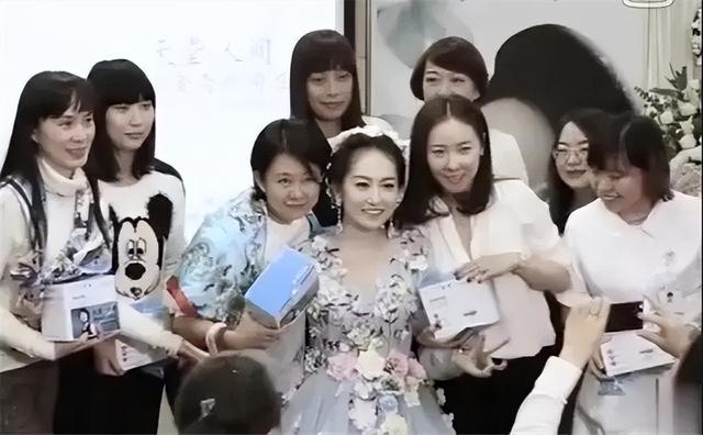 女儿第一次上台主持家长朋友圈说说