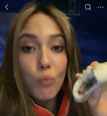 谷爱凌爱吃馅饼被CUE可爱图片