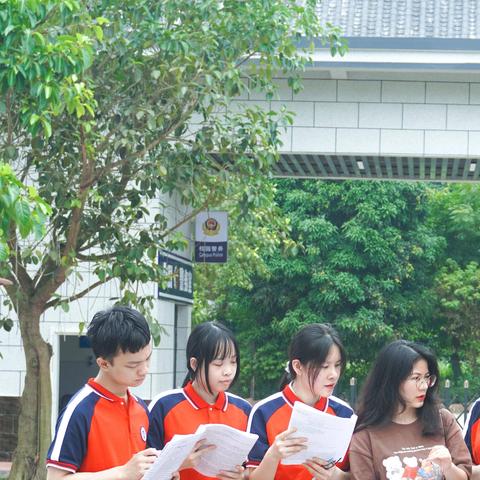 请问南宁有那些中学给复读？