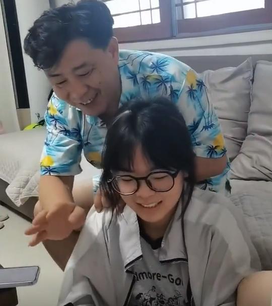 山东一女生考出满意分数喜极而泣，弟弟冲进厨房拿盆“敲锣打鼓”