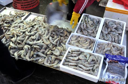 开年首单生意红火，海捕大虾30一斤挨个挑，青岛市民扎堆抢海鲜