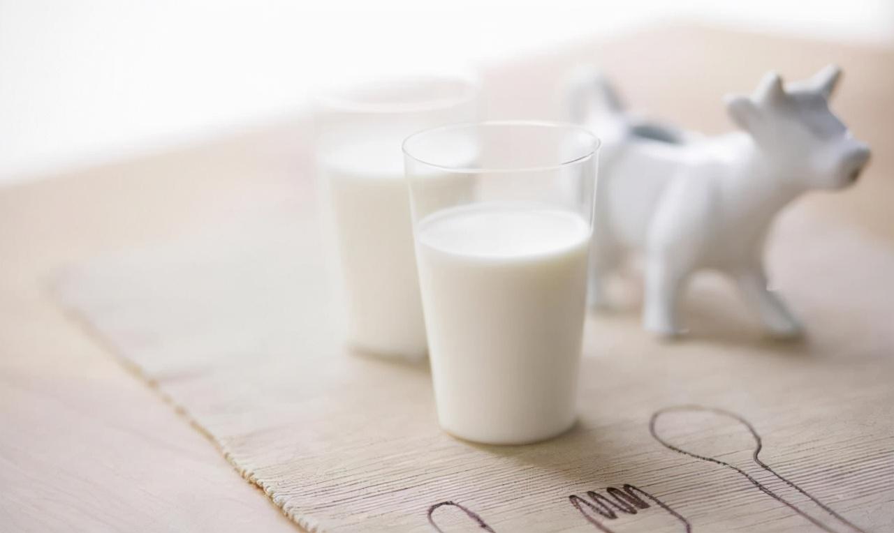 牛乳中含不饱和脂肪酸较多(人乳和牛乳脂肪比例)