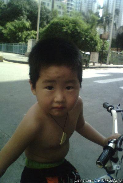 太猖狂了！拐卖孙卓的人贩子吴某龙，把孙卓卖掉后回超市继续上班