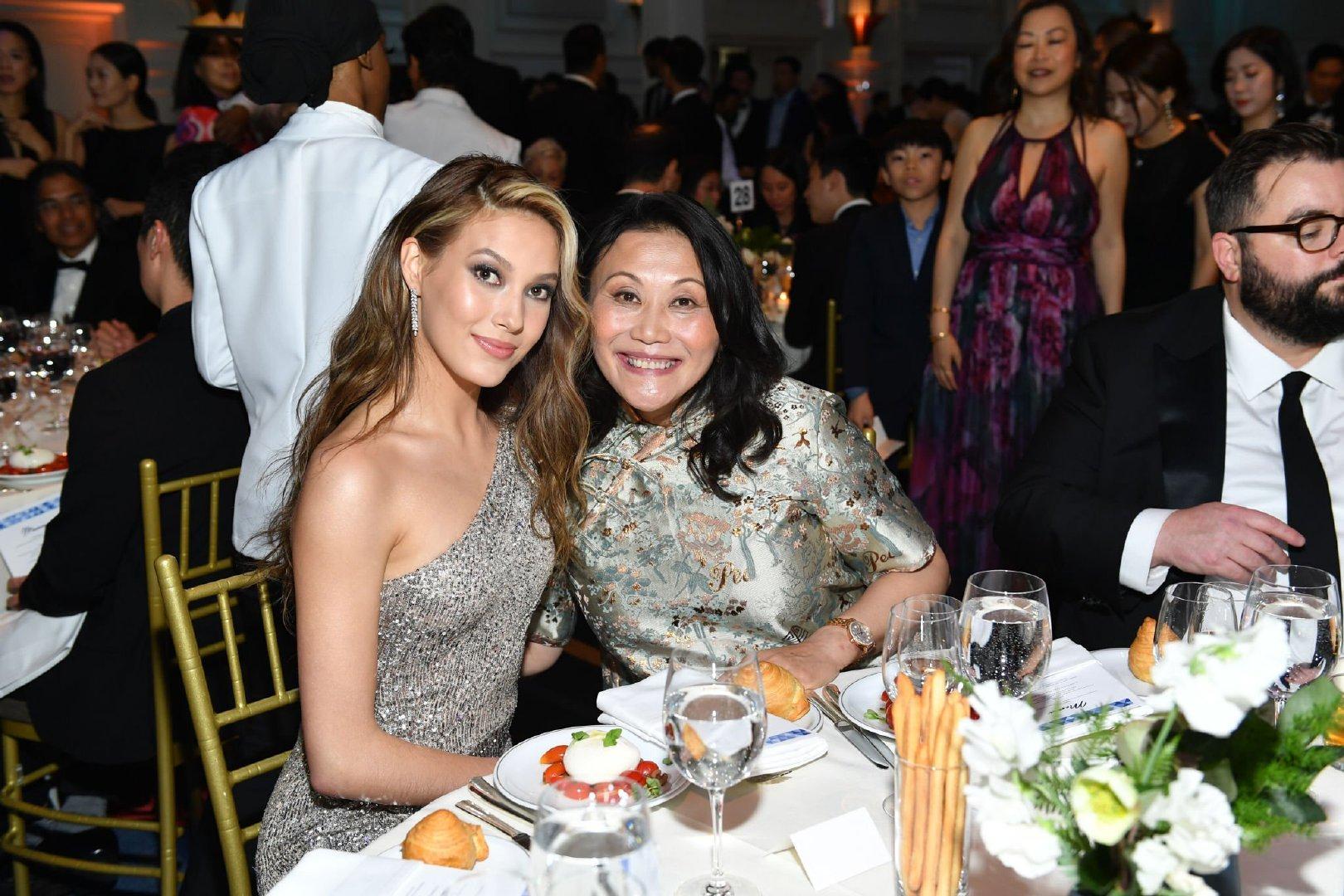 谷爱凌穿红旗袍演讲图片