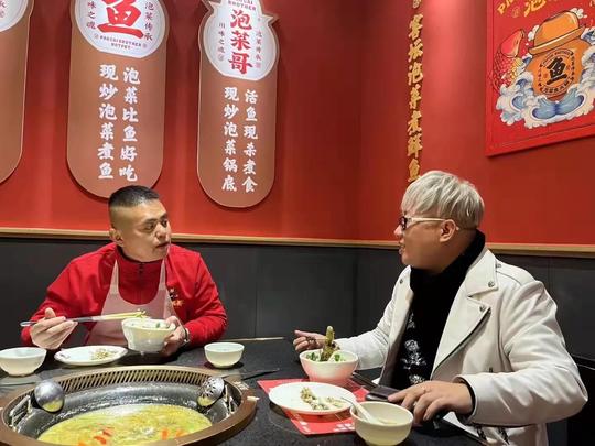 谭鸭血贤合庄联合发起人廖健和泡菜鱼火锅创始人泡菜哥成都同框