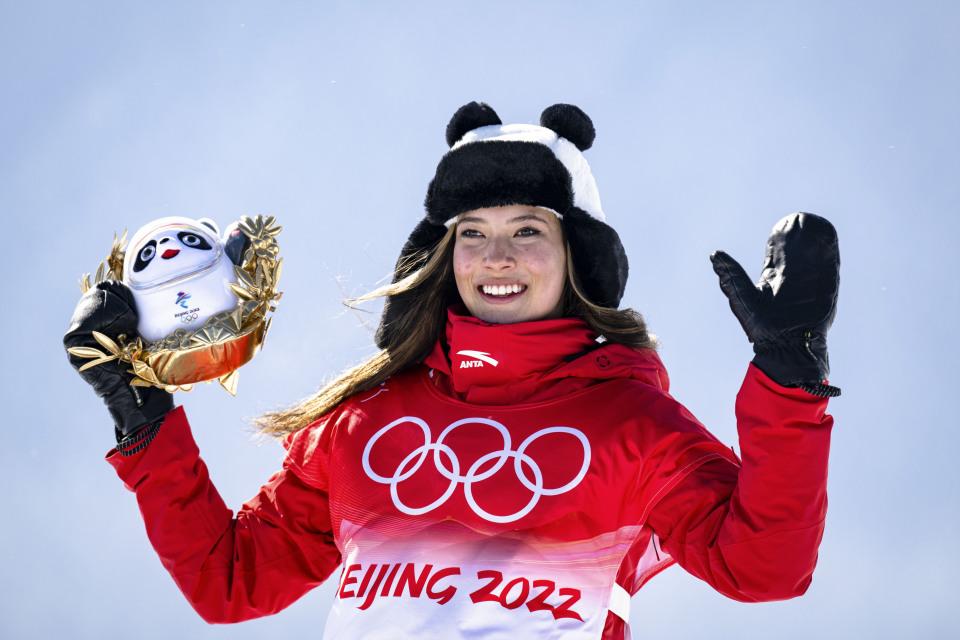 谷爱凌穿红旗袍演讲图片