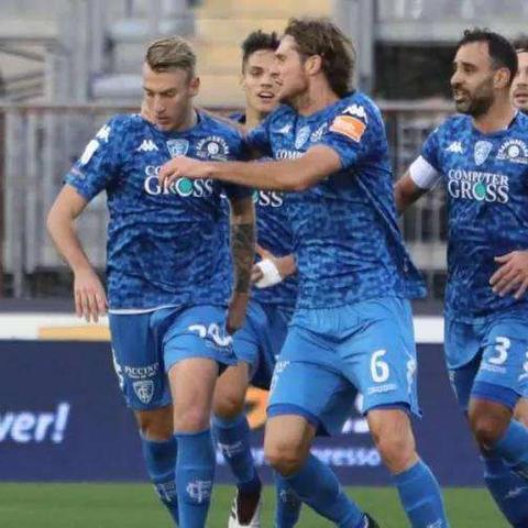 足球怎么踢到20楼