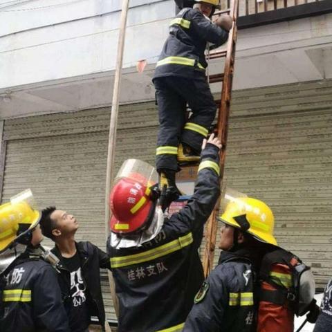 桂林小伙骑摩托车摔倒相关长尾关键词有哪些