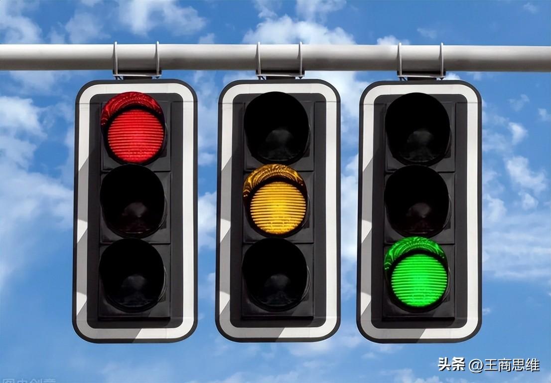 开车左转看哪个方向红绿灯新手怎么看交通信号灯左转
