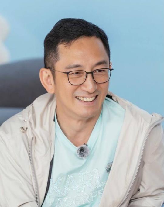 吴启华曾问妈妈借钱，因一部烂电影打开新事业，爆tvb男一酬劳