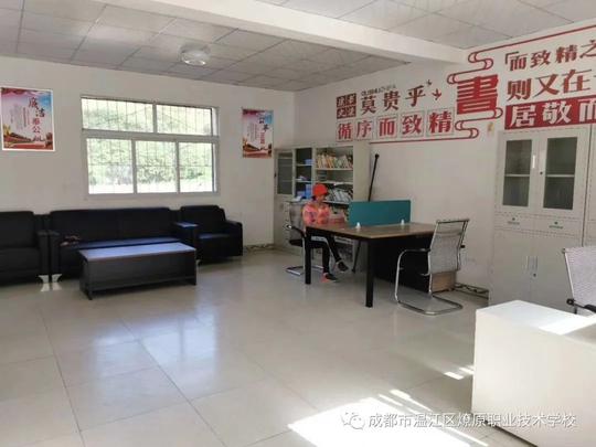 成都市温江区燎原职中教师张鸿文让扶贫春风吹到偏远彝村