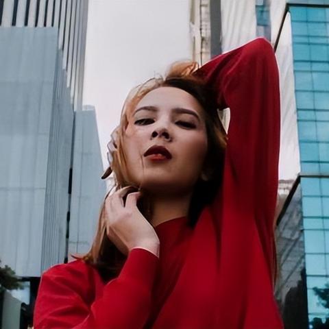 一旦她默许了这些{小动作，}基本就是要越界了，一眼就能看出来