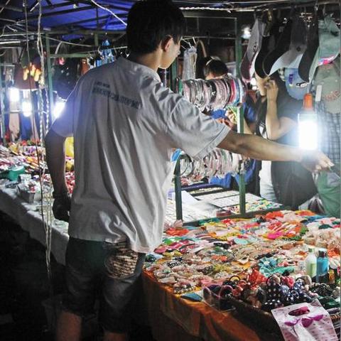 小城市摆地摊，怎么样，一天能收入多少？