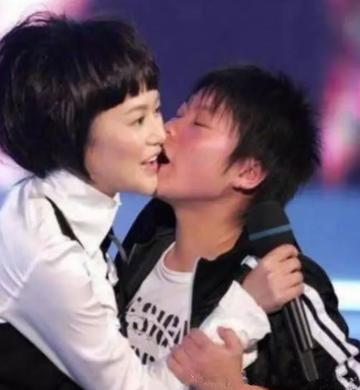 亲吻扑倒男人女人亲密表情