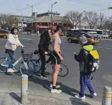 谷爱凌骑马秀腹肌图片
