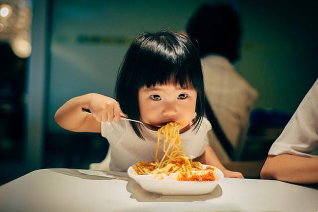 孩子几个月可以喝水
