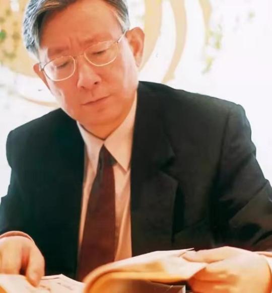 你辛苦搬砖，赚不到5000元，他一期节目，广告费过亿，秘诀何在？