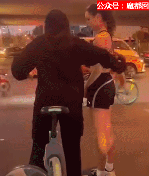 谷爱凌跑步被拦强行合影图片