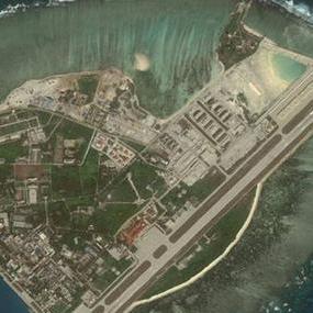 美媒卫星图曝光{中国秘密}基地扩建，80米宽机库直指轰-20