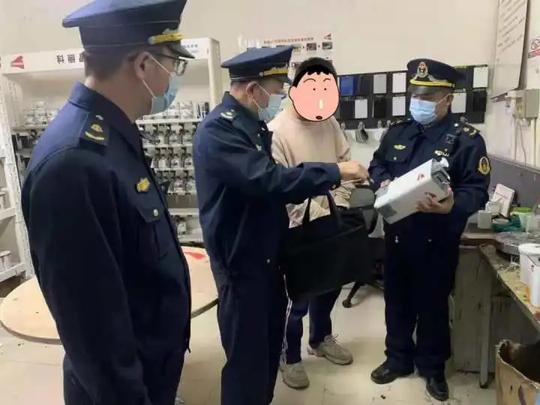 两处违法涂料场所被查处，因未经许可生产就经营涂料