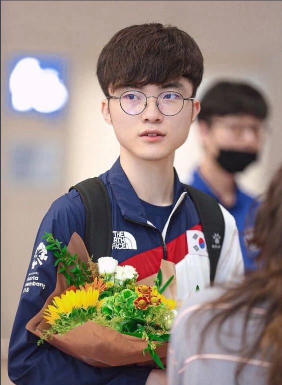 英雄联盟玩家怎么投诉(lol故意送人头有什么惩罚)