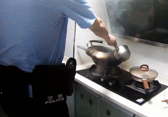 视频|10个粽子引发滚滚浓烟民警及时赶到消除火灾隐患