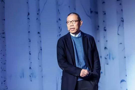浙江诸暨人，干过泥水匠、木工，如今财富超马云，为啥？