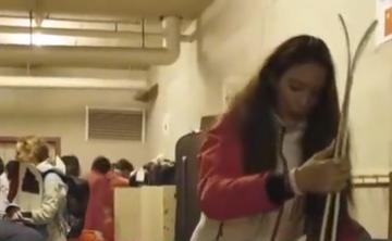 谷爱凌边化妆边赶作业图片