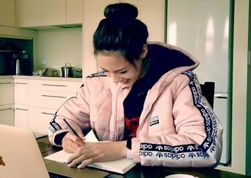 谷爱凌边化妆边赶作业图片