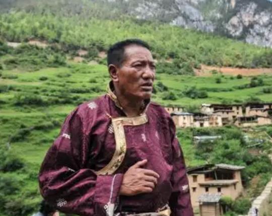 云南小伙左眼失明，白手起家22年赚4000万，却要回乡修路负债上亿