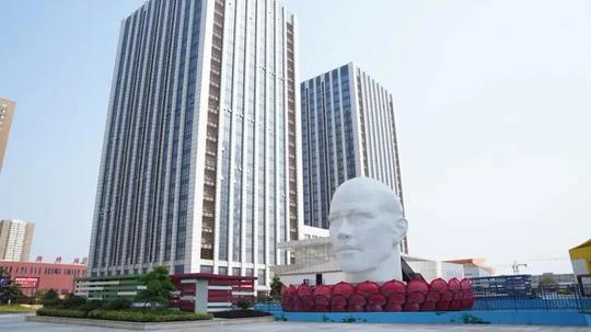 湖南中学教师，15岁上大学，30岁下海创业，60岁身价75亿，凭啥？