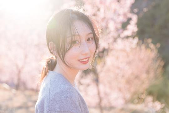 50岁女人的情感自述：爱上一位40岁的租房男，让我痛不欲生
