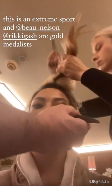 谷爱凌边化妆边赶作业图片