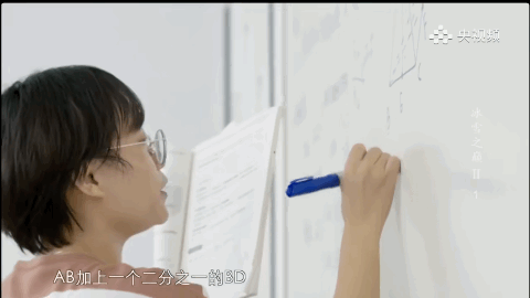 谷爱凌边化妆边赶作业图片