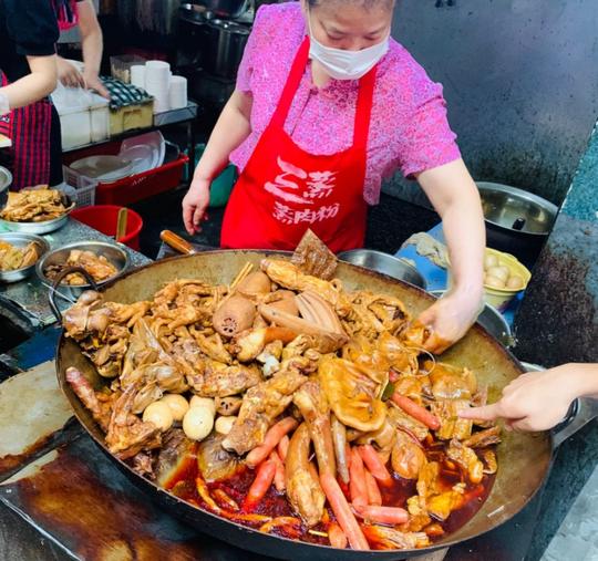 武汉大哥小巷中卖卤味，32年不用称全凭感觉，顾客忍气吞声都要吃