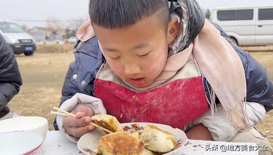 山东40年的摊位，雇佣10岁小孩做美食，每天户外工作6小时