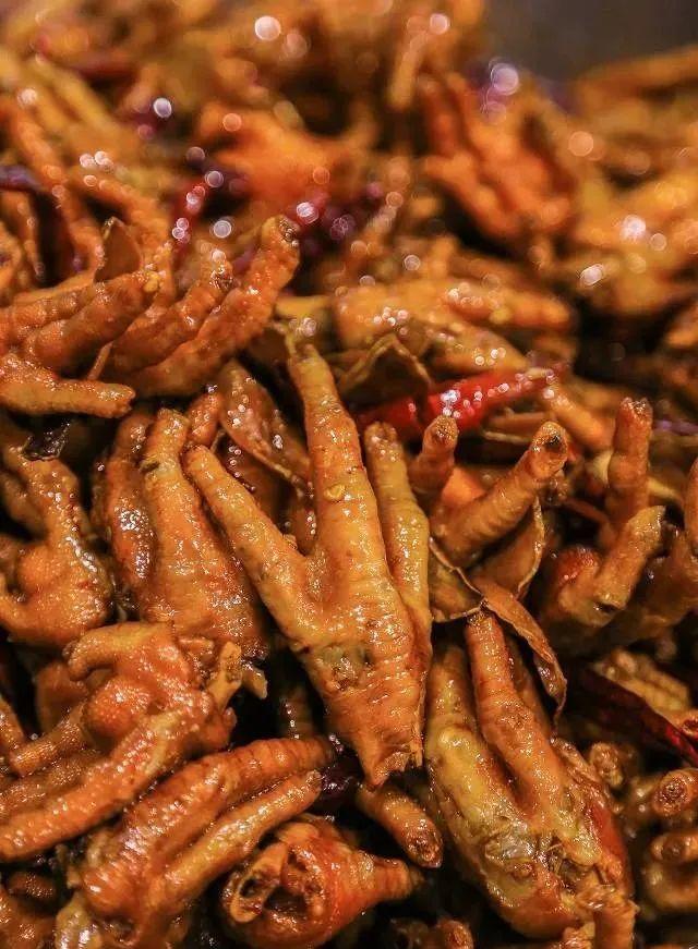 美食店主打什么菜（现在做餐饮是开小吃店好）
