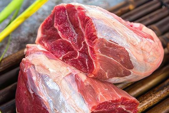 农村集市新骗局“移牛接猪”，猪肉如何当牛肉卖？看看猫腻就知道