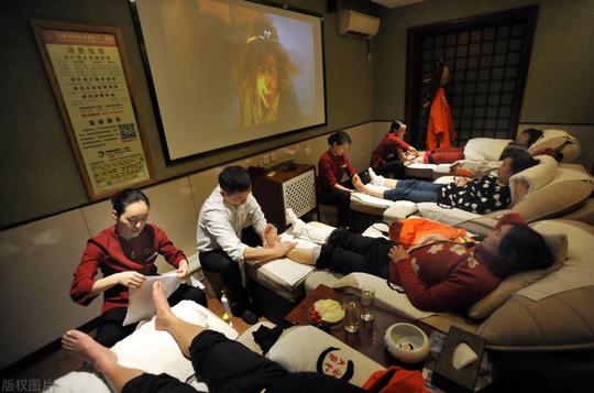 东莞女人开足疗店，利用人的赌性，一年盈利200万，策略教给你