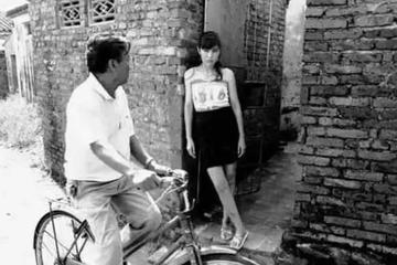 老牛吃嫩草的表情包搞笑gif