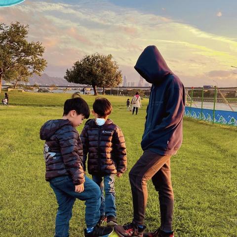 足球草坪怎么掀起的