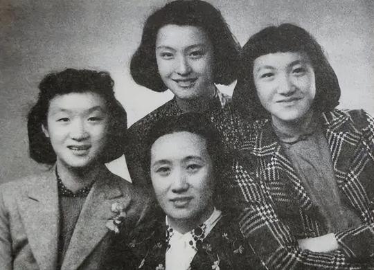 得知14岁董竹君来了月事，身旁阿姨脸色大变：快逃！否则死路一条