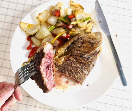 如何做好一块牛排？家里煎牛排五星级水平，选肉、器材到烹饪方法