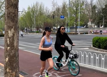 谷爱凌跑步被拦强行合影图片