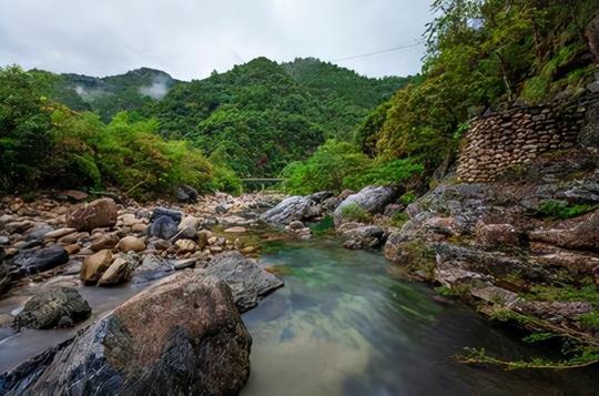 安徽一冷门古村，藏于景区之中，规模不大淳朴自然，风景美不胜收