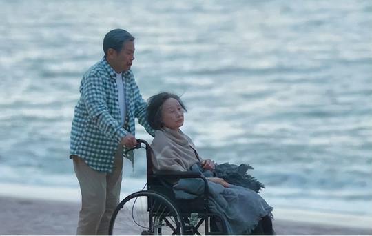 一定要提醒家里的老人预防被骗！“ai换脸”骗术是真实存在的