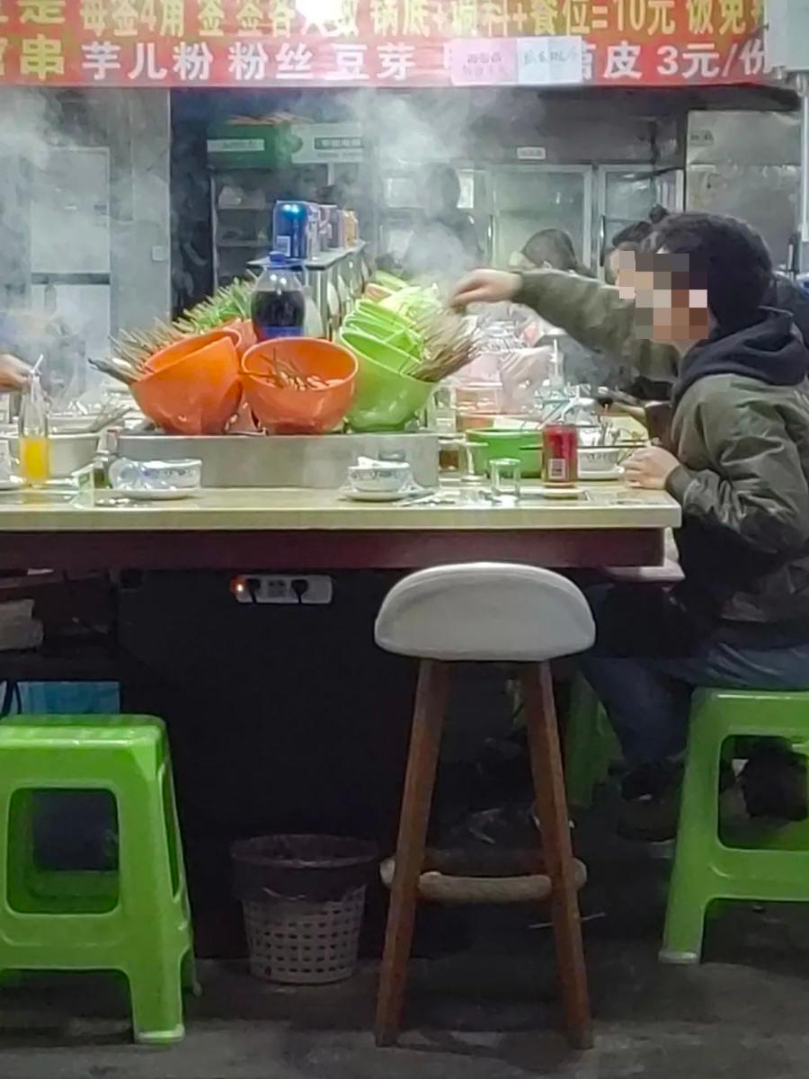 大学有什么美食街（大学门口适不适合做烧烤生意）
