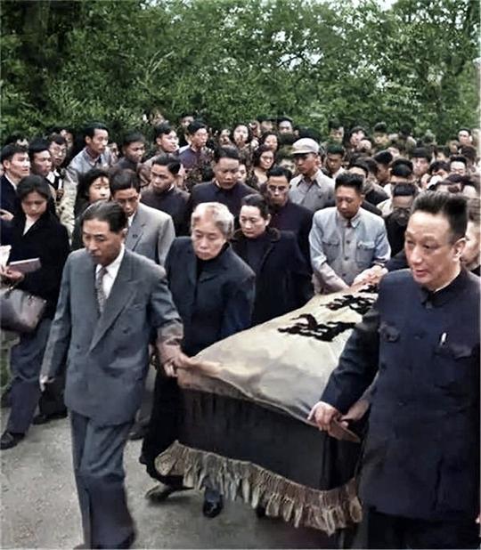 1956年鲁迅迁葬，揭开墓穴盖板，半玻璃棺材意外涌出大量紫红色水
