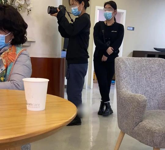 宋丹丹儿子带老婆产检，跷着二郎腿坐在沙发上，全程还有人跟拍